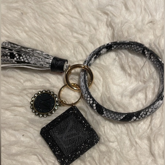 Meet your Posher, Loren From Rockin Hot Originals - Picture 11 of 17